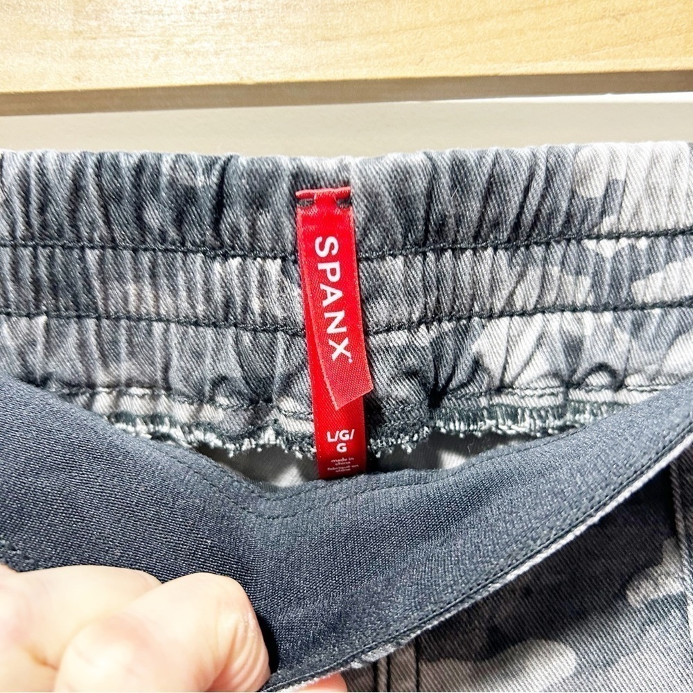 🌷Sale* Spanx Stretch Twill Cargo Jogger Pants Size Large Camouflage Camo Ankle - Picture 7 of 12